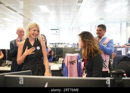 AKTUALISIERTE BILDUNTERSCHRIFT Holly Willoughby (links) und Jenna Coleman während des jährlichen BGC-Wohltätigkeitstages in Canary Wharf in London zum Gedenken an die 658 Kollegen von BGC und die 61 Eurobrokers-Mitarbeiter, die am 11. September verloren. Am Wohltätigkeitstag werden 100 % der weltweiten Einnahmen der BGC Group an den Cantor Fitzgerald Relief Fund und Dutzende andere Wohltätigkeitsorganisationen auf der ganzen Welt gespendet. Ausgabedatum: Montag, 11. September 2023. Stockfoto