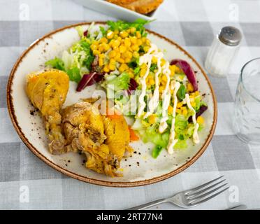 Geröstete Hähnchenstücke mit Salat aus Salat und Mais Stockfoto