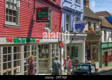 Shopping/Shopper in der alten Hauptstraße, Folkestone, Kent, England, Großbritannien Stockfoto