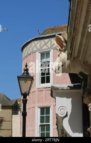 Ehemaliger Schweinefleischschlachter Schweinekopf. Ein altmodisches Schild für einen Metzgerladen. Bayle Street. Folkestone, Kent, England, Großbritannien Stockfoto