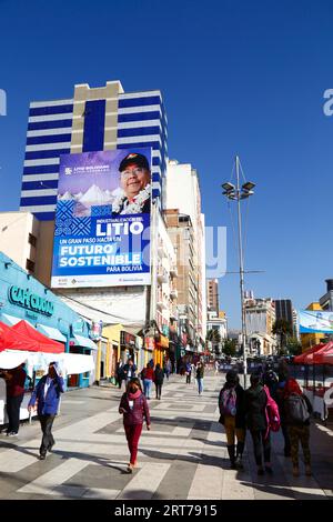 La Paz, BOLIVIEN; 11. September 2023: Ein Horten mit dem bolivianischen Präsidenten Luis Arce Catacora, der die "Industrialisierung von Lithium, einen großen Schritt in Richtung einer nachhaltigen Zukunft für Bolivien" fördert, überblickt die Plaza del Bicentenario im Zentrum von La Paz. Bolivien verfügt über einige der größten Lithiumreserven der Welt in der Salar de Uyuni-Saline, deren Entwicklung für die Wirtschaftspolitik der Regierung von zentraler Bedeutung ist. In diesem Jahr hat Bolivien Vereinbarungen mit dem chinesischen Batteriehersteller CATL und der Citic Guoan Group sowie dem russischen Staatsunternehmen Rosatom als Partner zur Entwicklung dieser Ressourcen unterzeichnet. Stockfoto