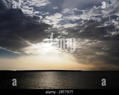 Morgenlicht über St. Ann's Head von Skokholm, Pembrokeshire, Wales Stockfoto