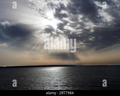 Morgenlicht über St. Ann's Head von Skokholm, Pembrokeshire, Wales Stockfoto