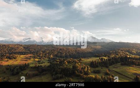 Panorama- und Luftbild des Belianske Tatry-Gebirges mit schöner Wiese (Tal) im Vordergrund. Zamagurie bei Sonnenuntergang mit warmem und gemütlichem Natu Stockfoto