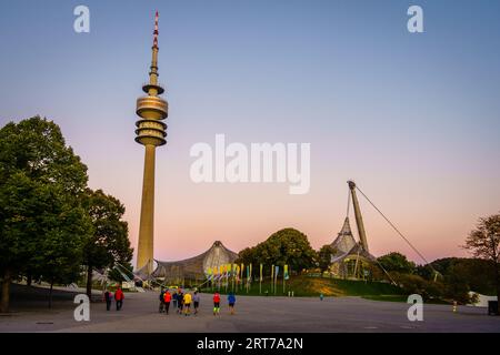 München, Deutschland, 29. September 2015: Olympiapark München - ein Sport- und Freizeitkomplex, der für die Olympischen Sommerspiele 1972 gebaut wurde. Stockfoto