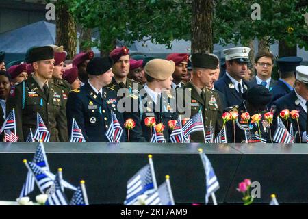 New York, USA. September 2023. Militärpersonal besucht das National September 11 Memorial in Downtown Manhattan während der Gedenkfeier zum 22. Jahrestag der Angriffe vom 11. September. Quelle: Enrique Shore/Alamy Live News Stockfoto