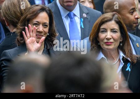 New York, USA. September 2023. Die Vizepräsidentin der Vereinigten Staaten, Kamala Harris, und die Gouverneurin des Staates New York, Kathy Hochul, nahmen am National September 11 Memorial in der Innenstadt Manhattans Teil, während der Gedenkfeiern zum 22. Jahrestag der Anschläge vom 11. September. Quelle: Enrique Shore/Alamy Live News Stockfoto