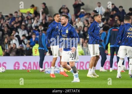 Stadt Buenos Aires, Argentinien. September 2023. Stadt Buenos Aires, Argentinien, 7. September 2023 Lionel Messi (#10 Argentina) erwärmt sich während des südamerikanischen Qualifikationsspiels zwischen Argentinien und Ecuador für die Weltmeisterschaft 2026 USA, Mexiko Kanada, bei den südamerikanischen Qualifikationsspielen für die Weltmeisterschaft 2026 in der Stadt Buenos Aires, Argentinien, September 2023. Endstand Argentinien 1:0 Ecuador. Das nächste Spiel Argentinien trifft am 12. September im Hernando Siles Stadion in La Paz (Bolivien) gegen Bolivien (JULIETA FERRARIO/SPP) Credit: SPP Sport Press Photo. Alamy Live News Stockfoto