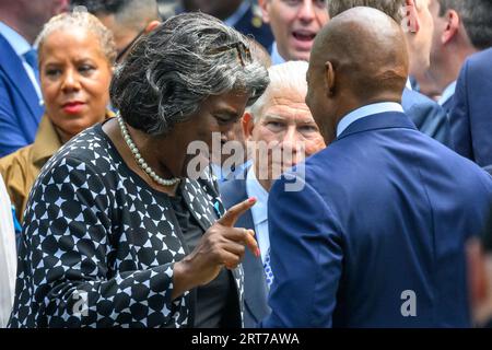 New York, USA. September 2023. Die Botschafterin der Vereinigten Staaten, Linda Thomas-Greenfield (L), spricht mit dem Bürgermeister von New York, Eric Adams, als sie am National September 11 Memorial in Downtown Manhattan ankommen, um die Gedenkfeier zum 22. Jahrestag der Anschläge vom 11. September zu feiern. Quelle: Enrique Shore/Alamy Live News Stockfoto