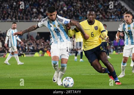 Stadt Buenos Aires, Argentinien, 7. September 2023 Cristian Romero (#13 Argentina) und William Pacho (#6 Ecuador) in Aktion während des südamerikanischen Qualifikationsspiels zwischen Argentinien und Ecuador für die Weltmeisterschaft 2026 USA, Mexiko Kanada, bei der südamerikanischen Qualifikation für die Weltmeisterschaft 2026 in Buenos Aires, Argentinien, 7. September 2023. Endstand Argentinien 1:0 Ecuador. Das nächste Spiel Argentinien trifft am 12. September im Hernando Siles Stadion in La Paz (Bolivien) gegen Bolivien (JULIETA FERRARIO/SPP) Stockfoto