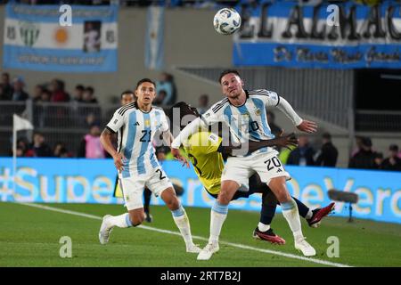 Stadt Buenos Aires, Argentinien, 7. September 2023 Alexis Mac Allister (#20 Argentina) und Moises Caicedo (#23 Ecuador) in Aktion während des südamerikanischen Qualifikationsspiels zwischen Argentinien und Ecuador für die Weltmeisterschaft 2026 USA, Mexiko Kanada, bei der südamerikanischen Qualifikation für die Weltmeisterschaft 2026 in Buenos Aires, Argentinien, 7. September 2023. Endstand Argentinien 1:0 Ecuador. Das nächste Spiel Argentinien trifft am 12. September im Hernando Siles Stadion in La Paz (Bolivien) gegen Bolivien (JULIETA FERRARIO/SPP) Stockfoto