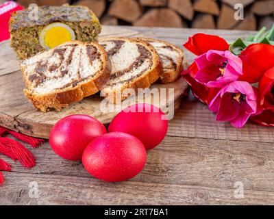 Lammkutteln Fleischkuchen, Biskuitkuchen und bunte ostereier auf dem Tisch Stockfoto