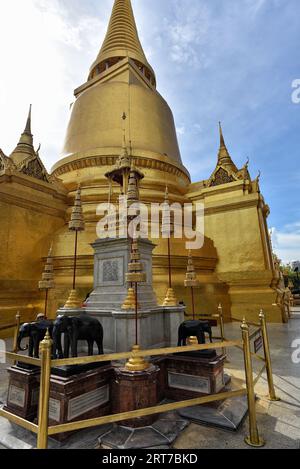 Phra Bussabok, Teil des Wat Phra Kaew, die Pavillons auf den Säulen enthalten das königliche Emblem aller Könige in Bangkok, den Großen Palast, Thailand - SURR Stockfoto