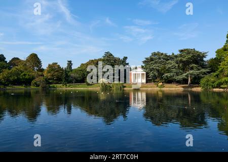 Round Pond, Gunnersbury Park, West London UK, mit dem dorischen Tempel aus dem 18. Jahrhundert im Sommer Stockfoto