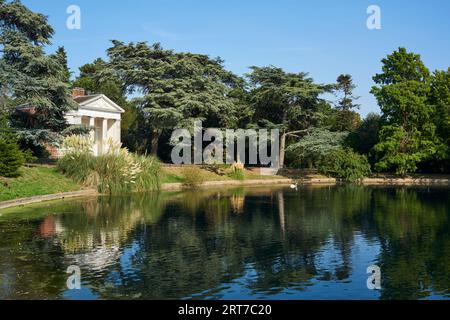 Gunnersbury Park, West London UK, im Spätsommer mit dem Round Pond und dem dorischen Tempel aus dem 18. Jahrhundert Stockfoto