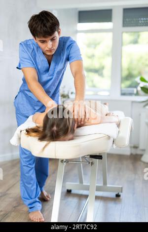 Massagetherapeut arbeitet mit Klientin zusammen Stockfoto