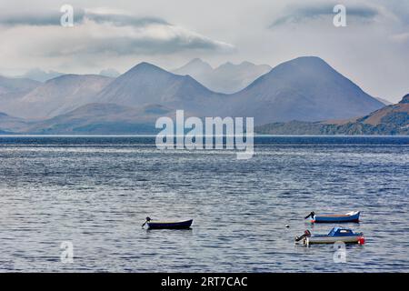 Applecross Bay mit Blick über die Boote und das Meer zu den Hügeln auf Raasay und Skye im Spätsommer Stockfoto