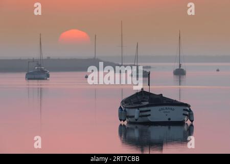 Boote auf einem Fluss bei Sonnenaufgang Stockfoto