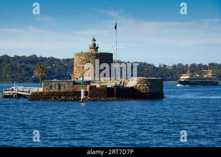 Der Martello Tower in Fort Denison im Hafen von Sydney, die Manley Ferry, MV Freshwater, unterwegs von Manley zum Circular Quay, auf der rechten Seite. Sydney. Stockfoto