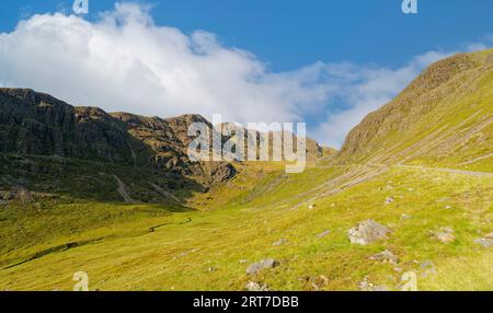 Applecross Bealach na Ba die Berge ein rotes Auto auf der einspurigen Straße Stockfoto