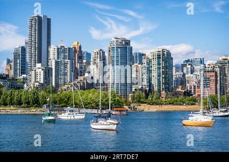 Blick auf die Skyline von Vancouver über False Creek, vom Charleson Park, Vancouver, BC, Kanada. Stockfoto