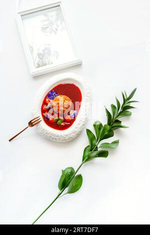 Dessert gebratenes Eis in Erdbeersauce mit Beeren. Draufsicht mit Kopierbereich auf weißer Tabelle Stockfoto