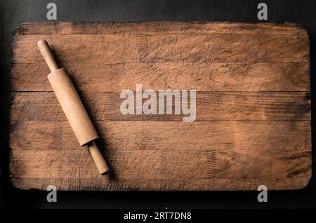 Rollpin auf Holzschneidebrett oder Küchentisch, Draufsicht, Kopierraum. Backen- oder Kochkonzept. Stockfoto