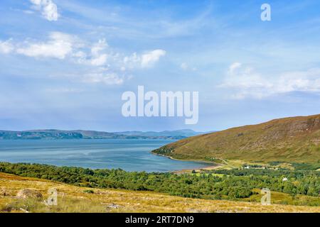 Applecross Bealach na Ba Blick von der Straße über Applecross Bay im Spätsommer Stockfoto