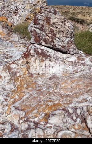 Ignimbrit ist eine Ablagerung pyroklastischer Strömung (vulkanisches Gestein). Dieses Foto wurde in Cabo de Gata Geopark, Provinz Almeria, Andalusien, Spanien aufgenommen. Stockfoto