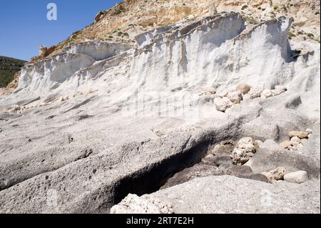 Ignimbrit ist eine Ablagerung pyroklastischer Strömung (vulkanisches Gestein). Dieses Foto wurde in Cala del Plomo, Cabo de Gata Geopark, Provinz Almeria, Andalusien aufgenommen Stockfoto