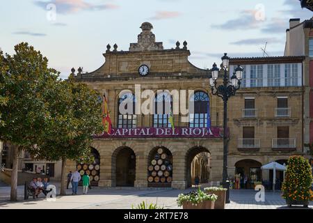 Weinfässer der großen Bodegas oder weinhäuser von Haro, Rathaus, La Rioja, Spanien Stockfoto