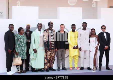 VENEDIG, ITALIEN - SEPTEMBER 06: Mamadou Kouassi, Issaka Sawagodo, Moustapha Fall, Matteo Garrone, Seydou Sarr, Hichem Yacoubi, Flaure B.B. Kabore und Khady Sy attenda roter Teppich für den Film „IO Capitano“ beim 80. internationalen Filmfestival von Venedig am 6. September 2023 in Venedig, Italien. (Foto von Mark Cape/Insidefoto) Stockfoto