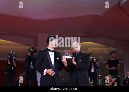 VENEDIG, ITALIEN - 09. September: Hitoshi Omika und Ryûsuke Hamaguchi posieren mit dem Silbernen Löwen-Preis der Jury für „Evil does not exist“ beim Fototermin des Gewinners beim 80. Internationalen Filmfestival von Venedig am 09. September 2023 in Venedig (Foto: Mark Cape/Insidefoto) Stockfoto