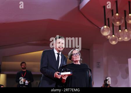 VENEDIG, ITALIEN - 09. September: Marcin Wierzchoslawski und Agnieszka Holland werden mit dem Sonderpreis der Jury für „Green Border“ beim Fotocall des Gewinners beim 80. Internationalen Filmfestival von Venedig am 09. September 2023 in Venedig, Italien, ausgezeichnet. (Foto: Mark Cape/Insidefoto) Stockfoto