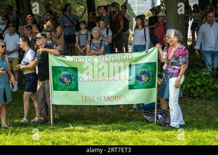 Den Haag, die Niederlande, 09.09.2023, Klimaaktivisten mit Transparenten, die an der Autobahn A12 in den Haag während der Protestaktion gegen Fossil f stehen Stockfoto