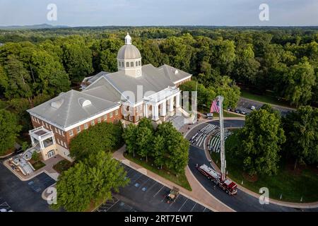 Roswell, Georgia, USA. September 2023. Die Bürger von Roswell, Georgia, versammeln sich vor dem Rathaus, während ihre Gemeindeführer auf den Treppen stehen und einen Gedenkgottesdienst 9/11, 22 Jahre später, am 11. September 2023, leiten. Quelle: ZUMA Press, Inc./Alamy Live News Stockfoto