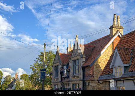 Hübsches, aus Stein gebautes Wells & Co Pub in der Hauptstraße des Dorfes Sharnbrook in Bedfordshire, England Stockfoto