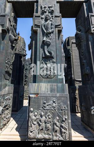 Die Chronik Georgiens ist ein Monument, das von weitem auf dem Berg Kenisi in der Nähe von Tiflis, der Hauptstadt Georgiens, zu sehen ist. Sie wurde 1985 vom Bildhauer Zurab Tsereteli geschaffen Stockfoto