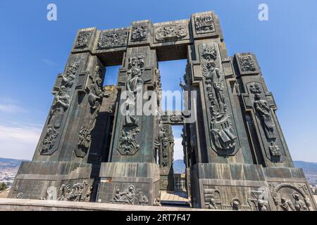 Die Chronik Georgiens ist ein Monument, das von weitem auf dem Berg Kenisi in der Nähe von Tiflis, der Hauptstadt Georgiens, zu sehen ist. Sie wurde 1985 vom Bildhauer Zurab Tsereteli geschaffen Stockfoto