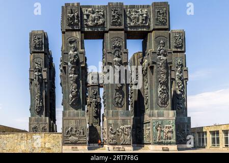 Die Chronik Georgiens ist ein Monument, das von weitem auf dem Berg Kenisi in der Nähe von Tiflis, der Hauptstadt Georgiens, zu sehen ist. Sie wurde 1985 vom Bildhauer Zurab Tsereteli geschaffen Stockfoto