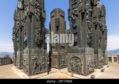 Die Chronik Georgiens ist ein Monument, das von weitem auf dem Berg Kenisi in der Nähe von Tiflis, der Hauptstadt Georgiens, zu sehen ist. Sie wurde 1985 vom Bildhauer Zurab Tsereteli geschaffen Stockfoto