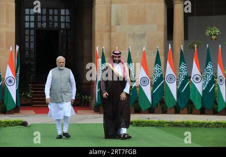 New Delhi, Indien. September 2023. Der indische Premierminister Narendra Modi empfängt Saudi-Arabiens Kronprinzen und Premierminister Mohammed bin Salman bin Abdulaziz Al Saud vor ihrem bilateralen Treffen im Hyderabad House. Quelle: SOPA Images Limited/Alamy Live News Stockfoto