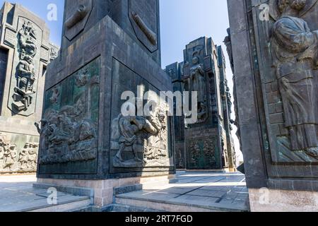 Die Chronik Georgiens ist ein Monument, das von weitem auf dem Berg Kenisi in der Nähe von Tiflis, der Hauptstadt Georgiens, zu sehen ist. Sie wurde 1985 vom Bildhauer Zurab Tsereteli geschaffen Stockfoto