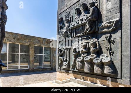 Die Chronik Georgiens ist ein Monument, das von weitem auf dem Berg Kenisi in der Nähe von Tiflis, der Hauptstadt Georgiens, zu sehen ist. Sie wurde 1985 vom Bildhauer Zurab Tsereteli geschaffen Stockfoto