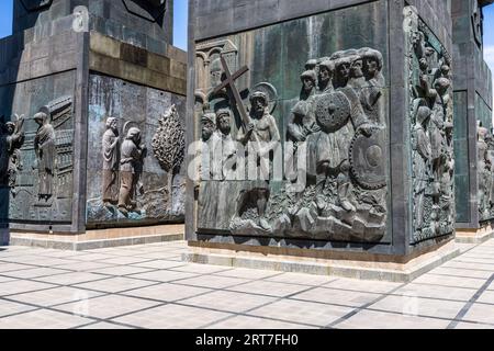 Die Chronik Georgiens ist ein Monument, das von weitem auf dem Berg Kenisi in der Nähe von Tiflis, der Hauptstadt Georgiens, zu sehen ist. Sie wurde 1985 vom Bildhauer Zurab Tsereteli geschaffen Stockfoto