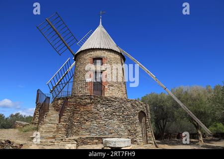 Moulin de la Cortina, eine vollständig restaurierte Windmühle, auf einem Hügel mit Blick auf die Küstenstadt Collioure an der Mittelmeerküste, Frankreich Stockfoto