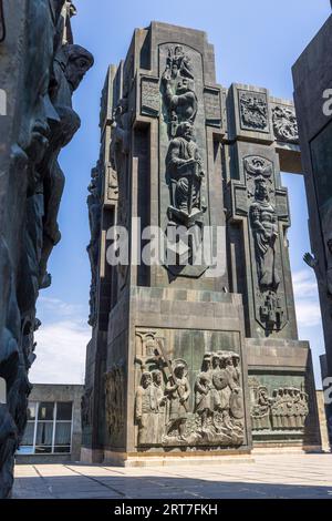 Die Chronik Georgiens ist ein Monument, das von weitem auf dem Berg Kenisi in der Nähe von Tiflis, der Hauptstadt Georgiens, zu sehen ist. Sie wurde 1985 vom Bildhauer Zurab Tsereteli geschaffen Stockfoto