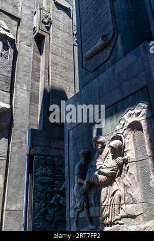 Die Chronik Georgiens ist ein Monument, das von weitem auf dem Berg Kenisi in der Nähe von Tiflis, der Hauptstadt Georgiens, zu sehen ist. Sie wurde 1985 vom Bildhauer Zurab Tsereteli geschaffen Stockfoto