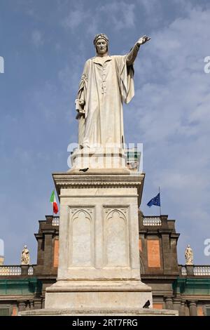 Neapel, Italien - 25. Juni 2014: Denkmal Dante Alighieri und Convitto Nazionale Vittorio Emanuele im Stadtzentrum. Stockfoto