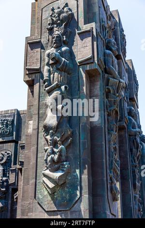 Die Chronik Georgiens ist ein Monument, das von weitem auf dem Berg Kenisi in der Nähe von Tiflis, der Hauptstadt Georgiens, zu sehen ist. Sie wurde 1985 vom Bildhauer Zurab Tsereteli geschaffen Stockfoto